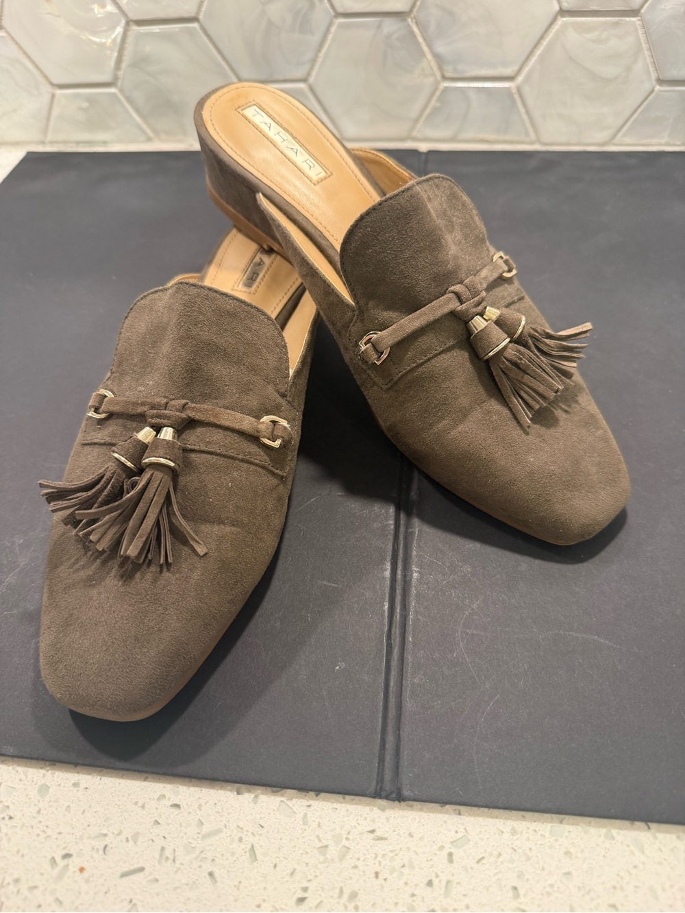 Tahari Reveal Brown Suede Tassel Mule Loafers Sz 8.5 Gold Accents